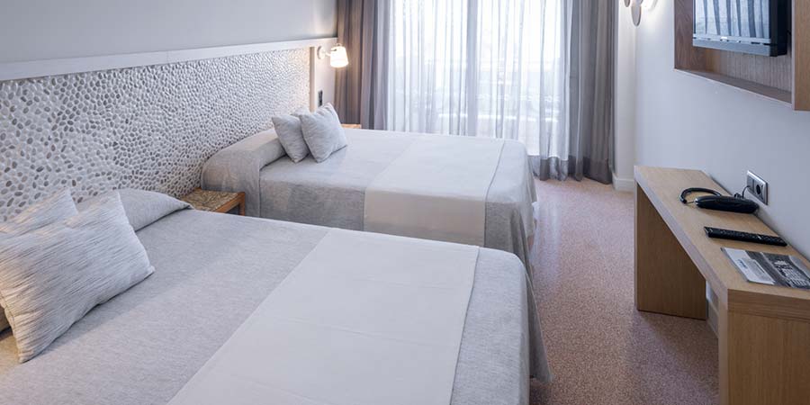 habitacion cuadruple estandar caprici beach hotel spa