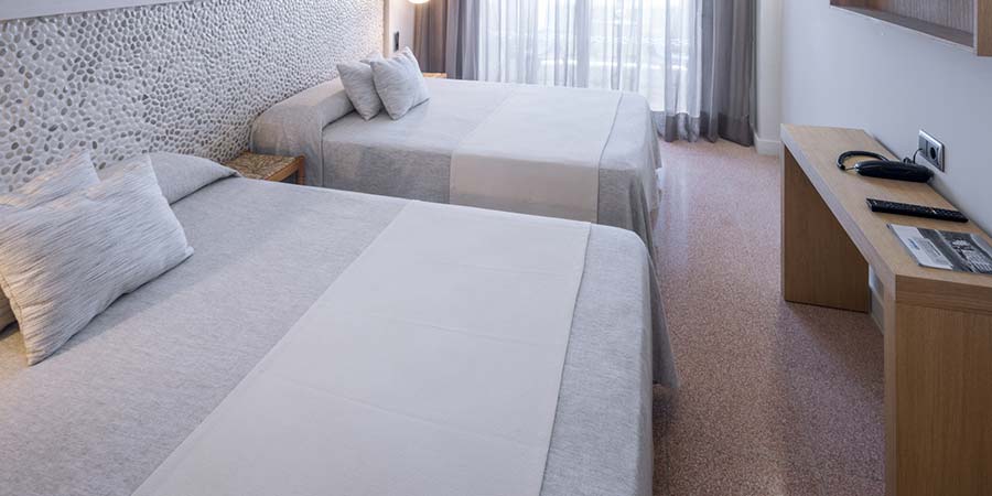 habitacion quíntuple estandar caprici beach hotel spa