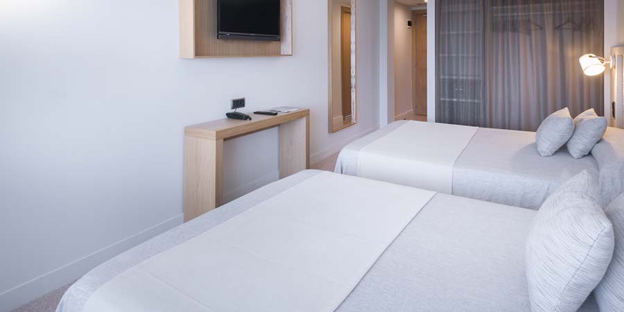 habitacion triple estandar caprici beach hotel spa