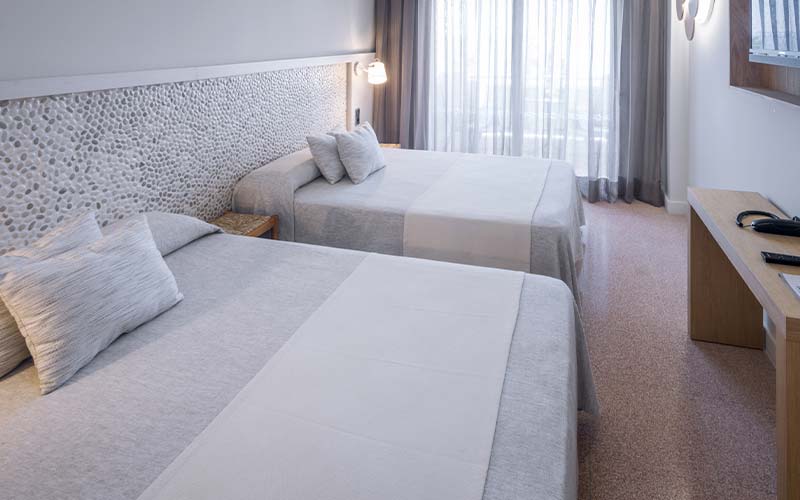 habitacion quintuple caprici beach hotel spa