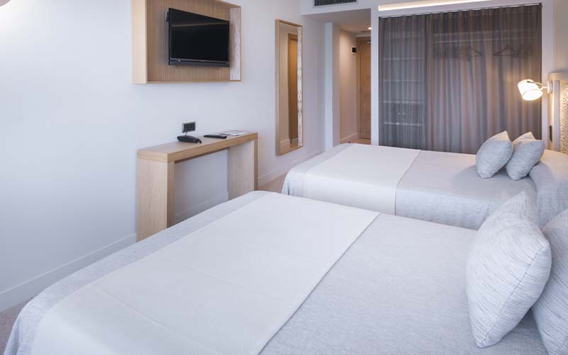 habitacion triple caprici beach hotel spa