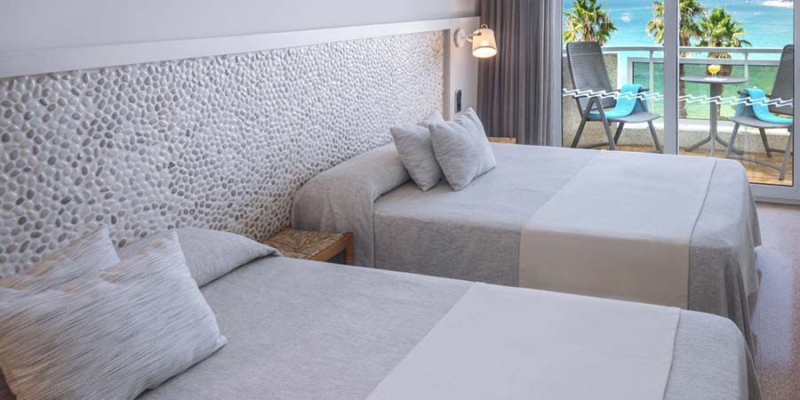 habitacion cuadruple vista mar caprici beach hotel spa