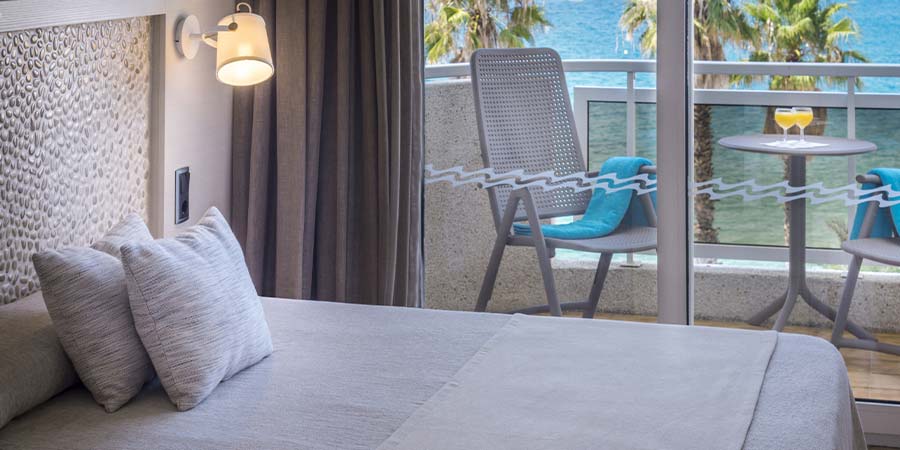 habitacion doble vista mar caprici beach hotel spa