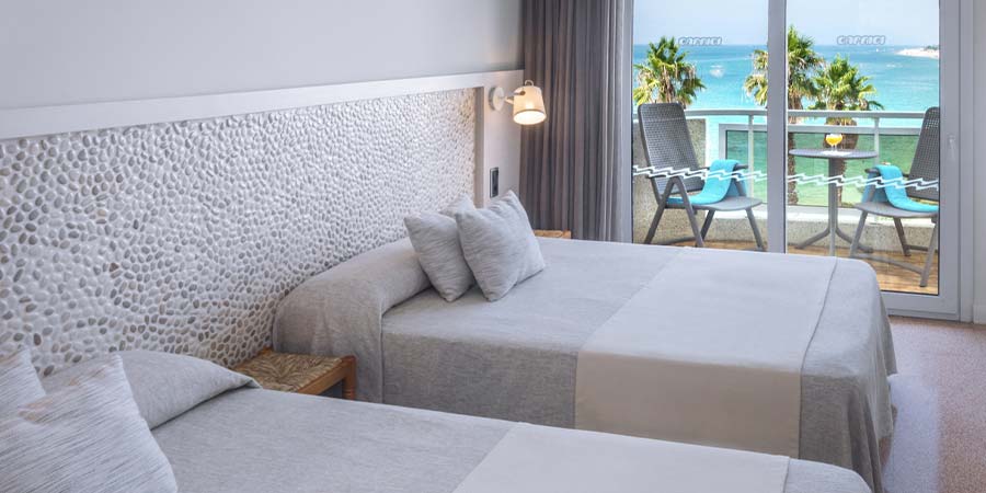 habitacion triple vista mar caprici beach hotel spa