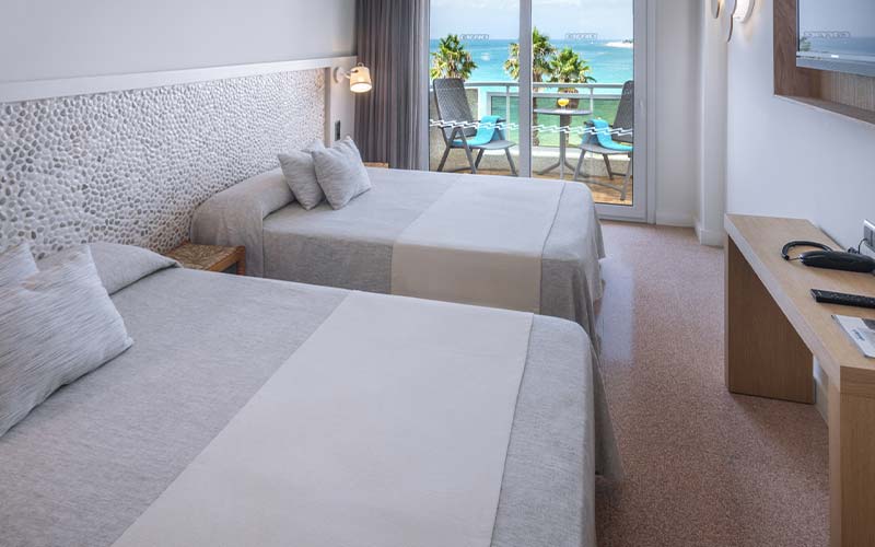 habitacion triple caprici beach hotel spa