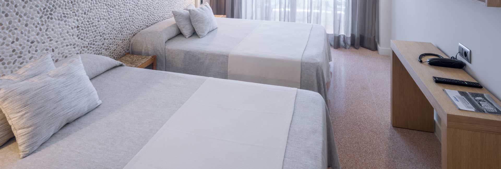 habitacion cuadruple caprici beach hotel spa