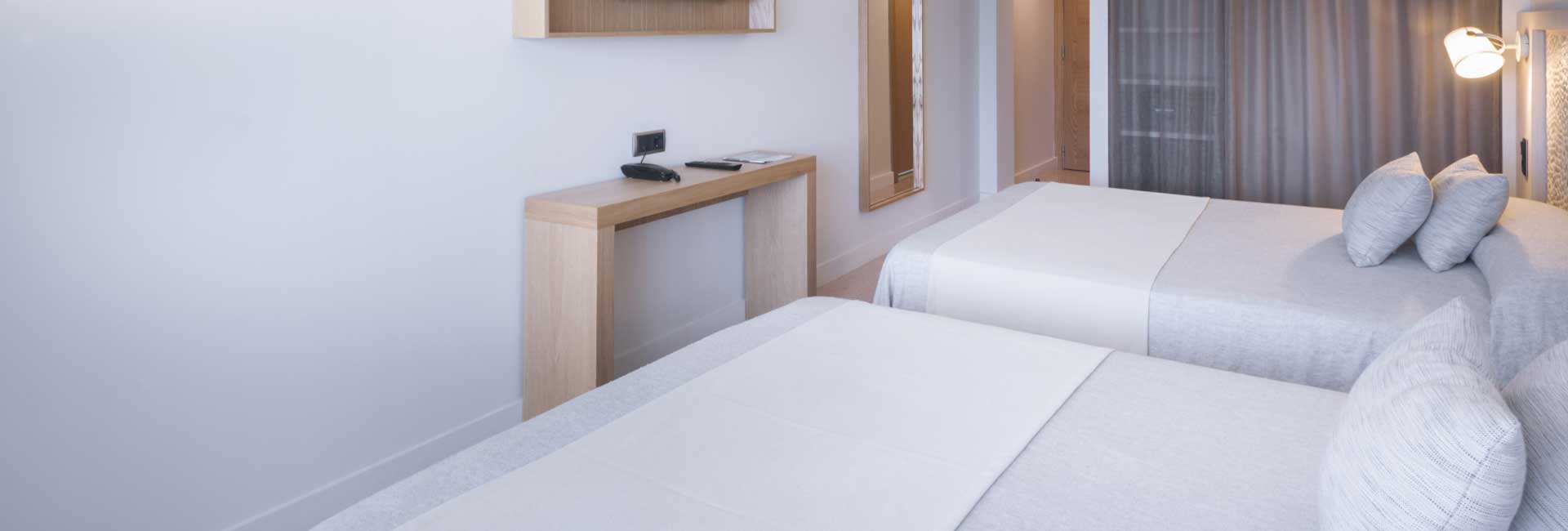 habitacion triple caprici beach hotel spa